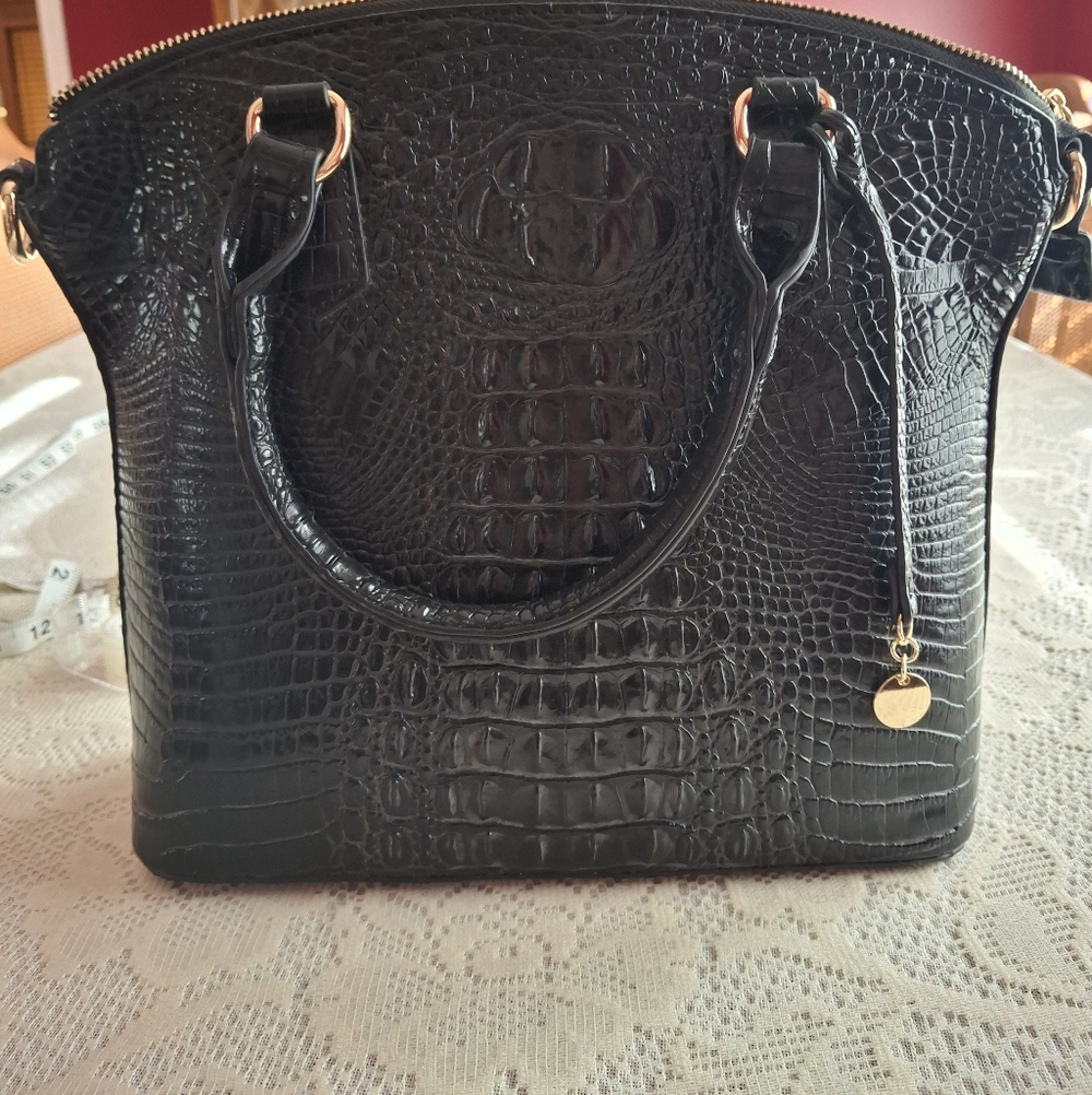 Elegant Black Faux Crocodile-Embossed Handbag w detachable Shoulder Strap.
